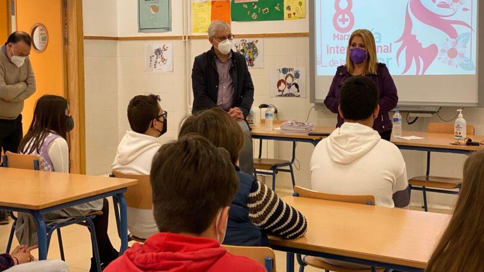 Mamen Sánchez y Juan Antonio Cabello, en el CEIP San José Obrero.
