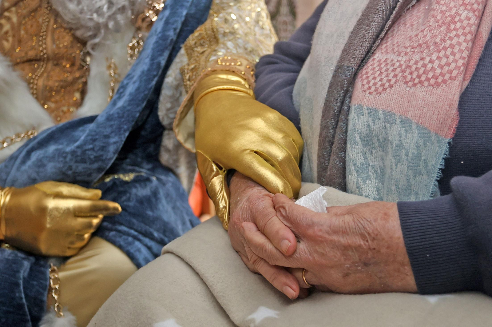 Reyes Magos de Huelva 2025: Imágenes de la visita al Asilo de Ancianos Santa Teresa de Jornet