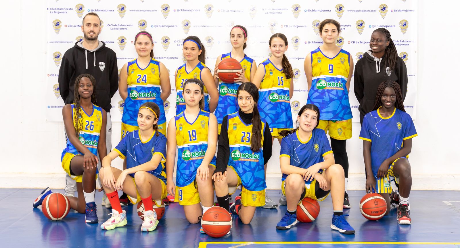 El conjunto infantil de La Mojonera posa antes de un partido