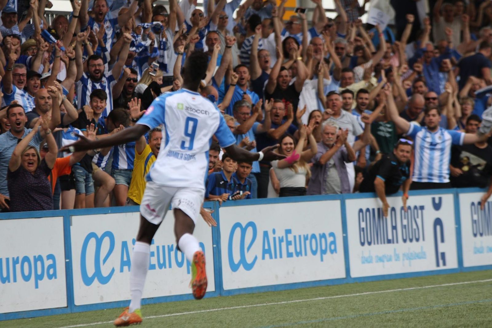 Nuha Marong celebra un gol con el Atlético Baleares.