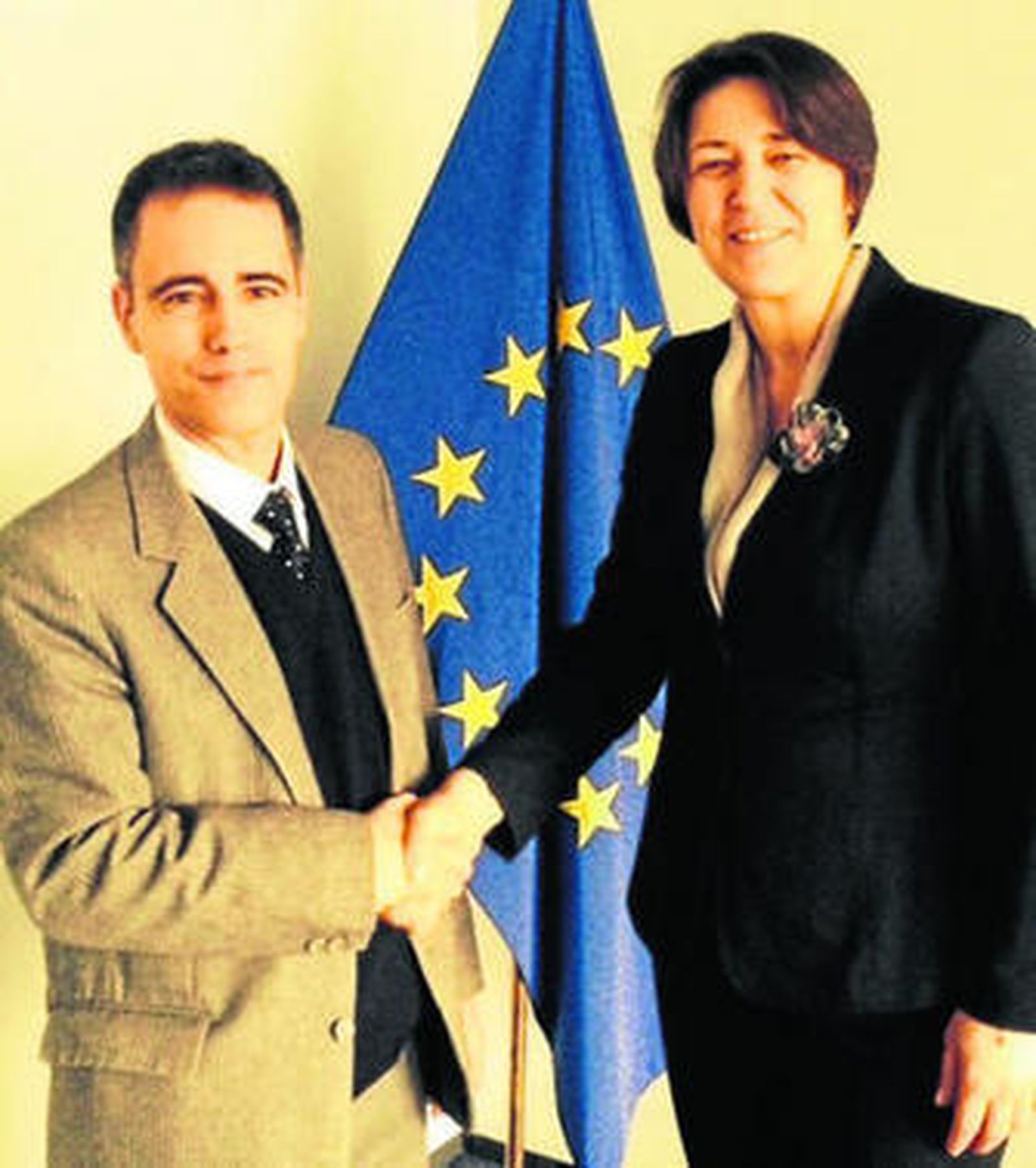 Joseph García, con Violeta Bulc ayer.