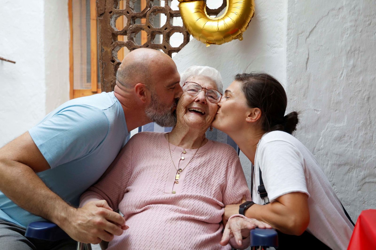 Juana Medero, abuela centenaria de Tarifa. La tarifeña celebra sus 100 años rodeada de su familia venida desde Francia y Japón.
