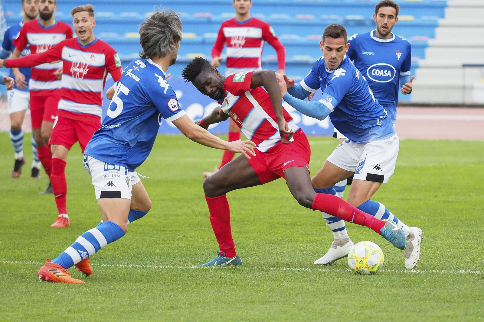 Nuha Marong, que realizó un gran partido anotando un gol y dando una asistencia, trata de proteger el esférico ante la presencia de dos defensores rivales.