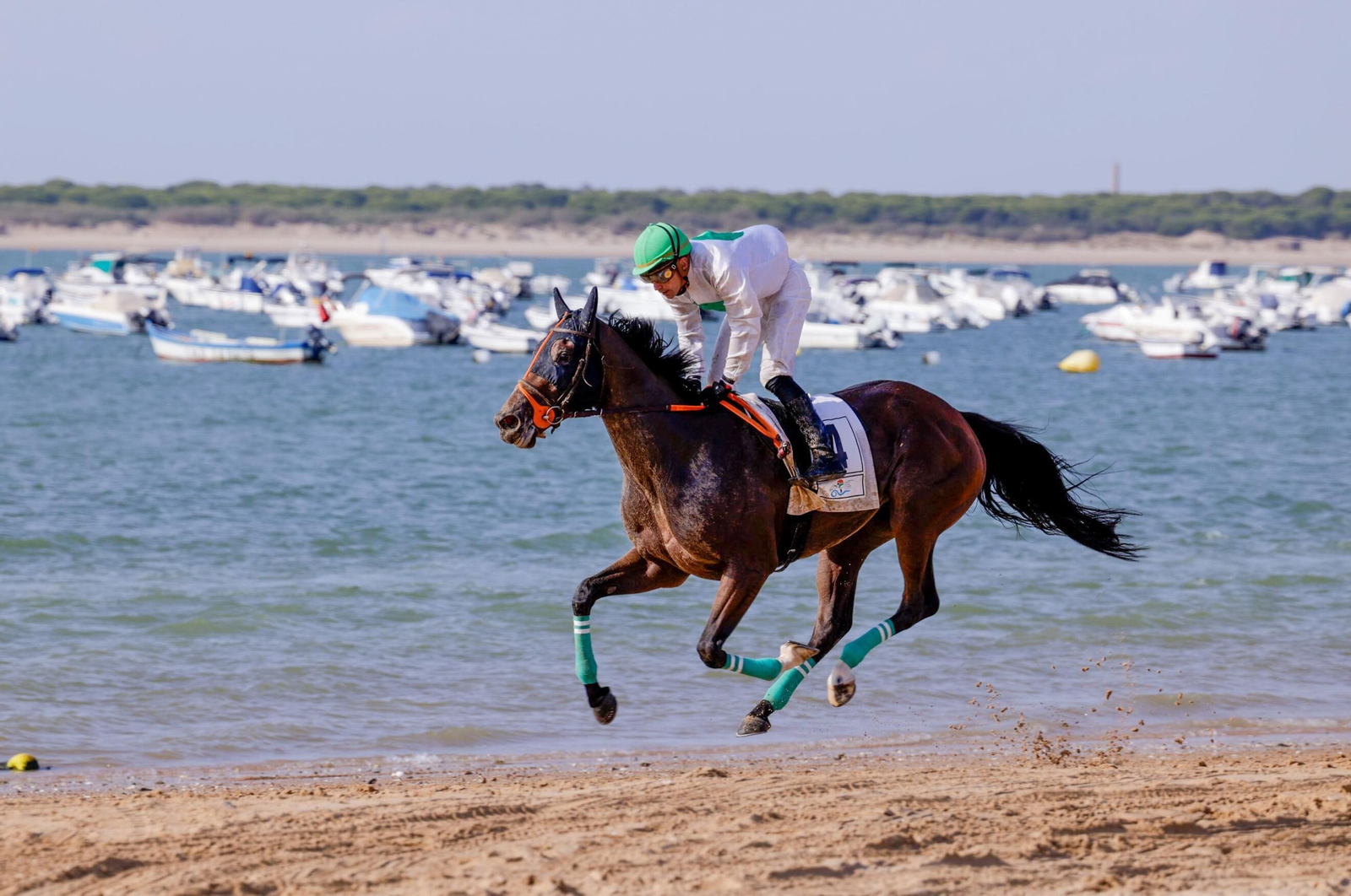 Uno de los jockey en la cita de este verano en Sanlúcar Uno de los jockey en la cita de este verano en Sanlúcar