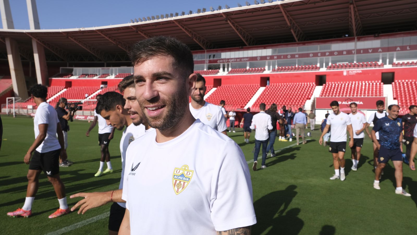 Imágenes de la visita de la Alcaldesa de Almería, María Vázquez, a los jugadores de la U.D. Almería
