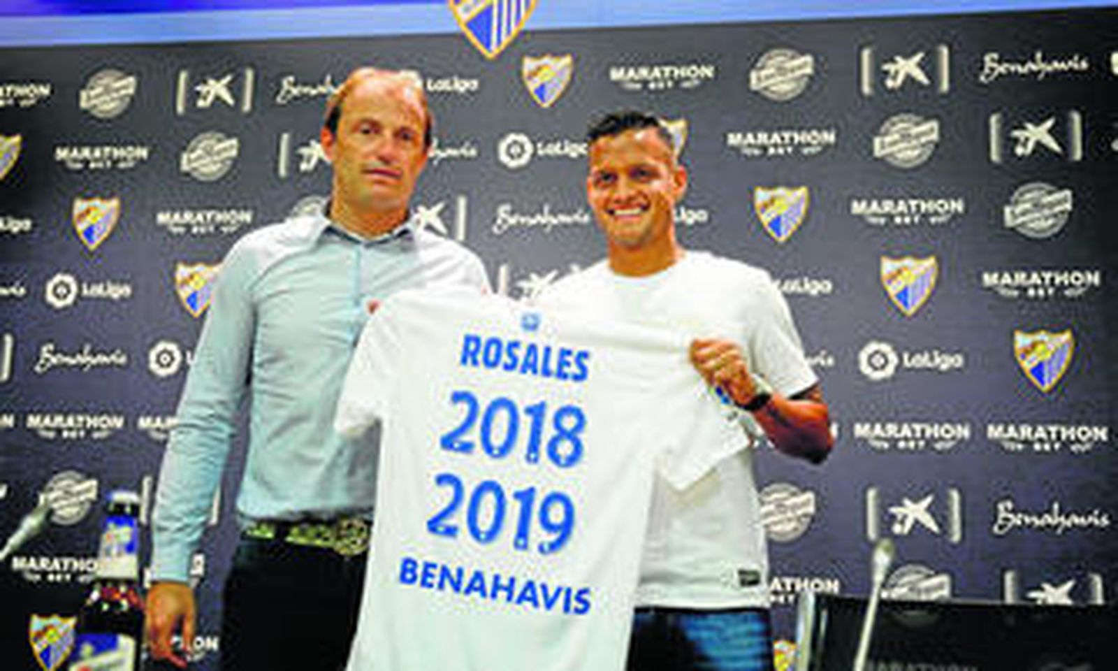 Arnau posa junto a un sonriente Rosales en el acto de renovación del venezolano.