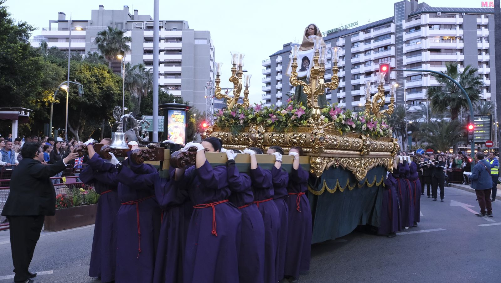 La procesión del Encuentro por las calles de Almería, en imágenes