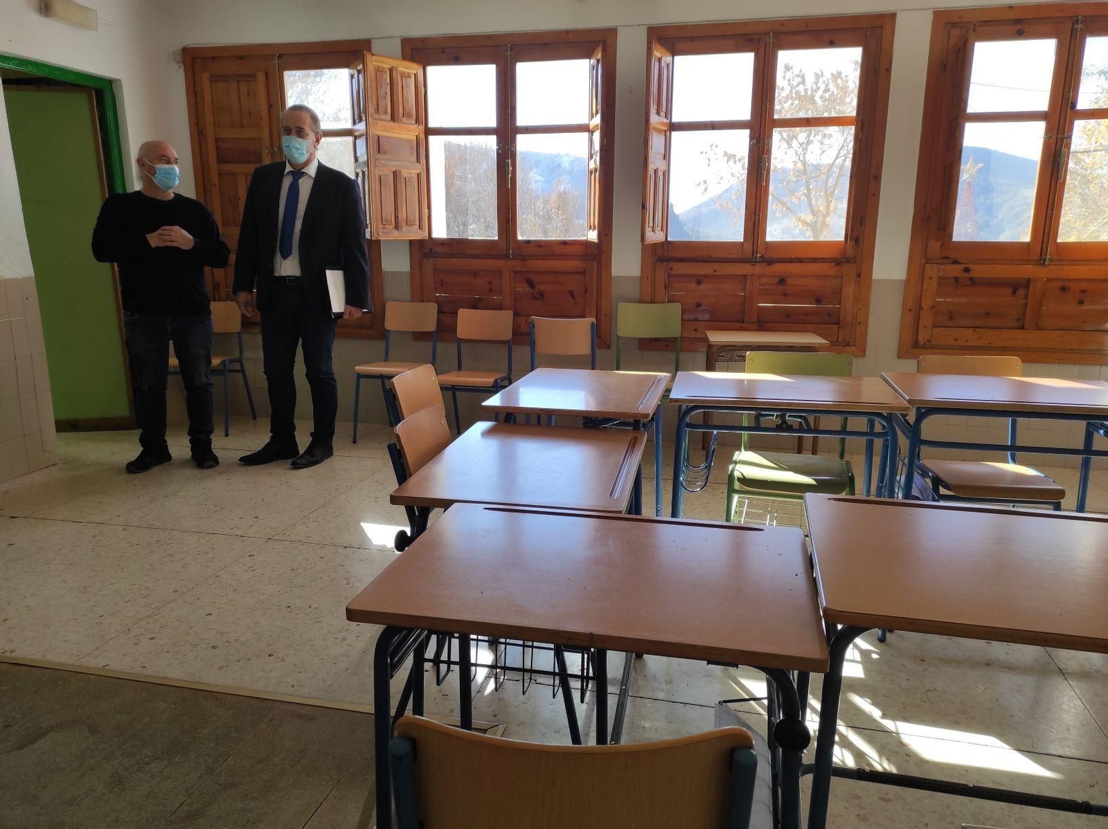 Visita al colegio de Busquístar del delegado de Administración Local.