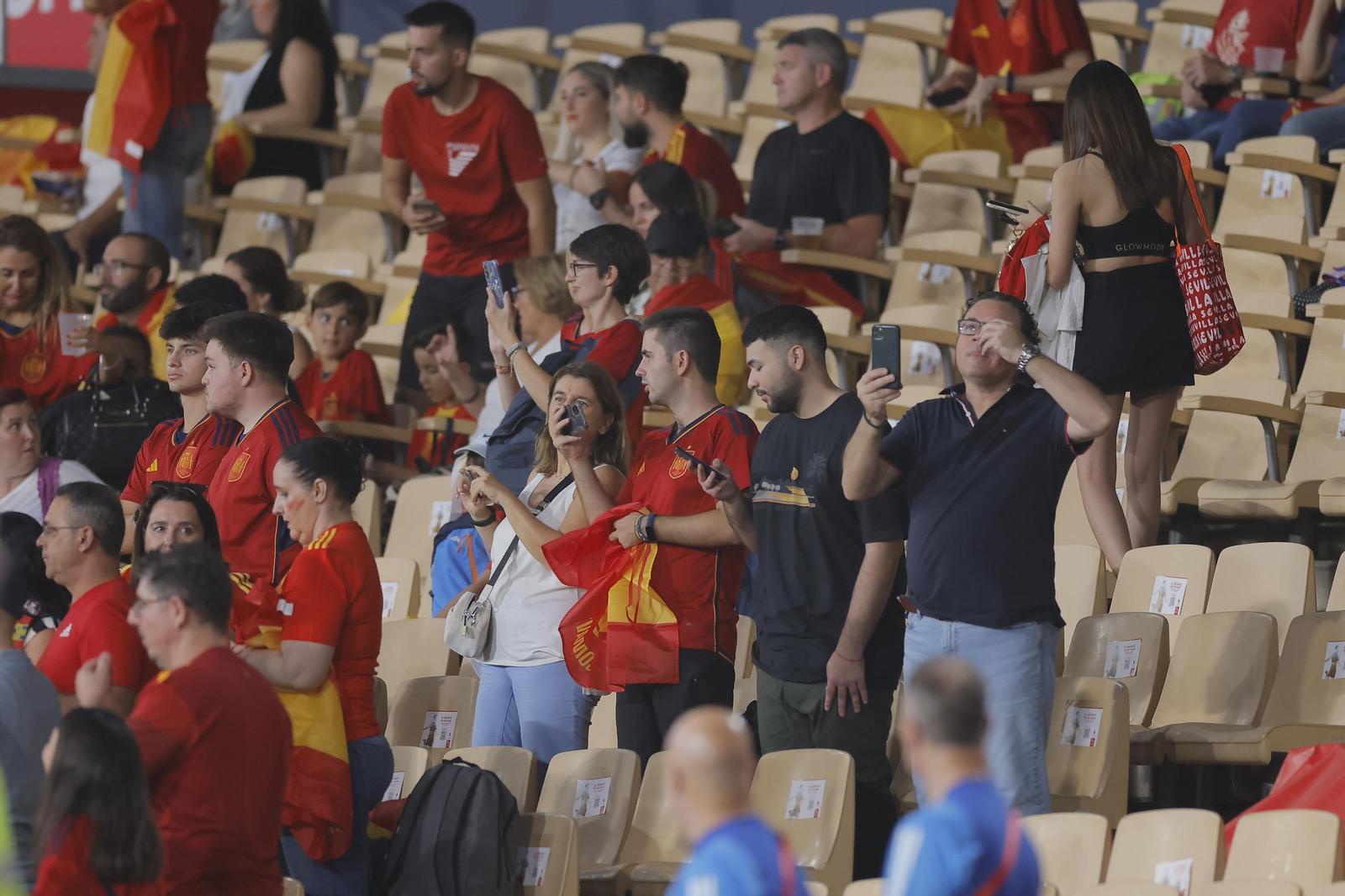 Búscate en las fotos del España-Escocia