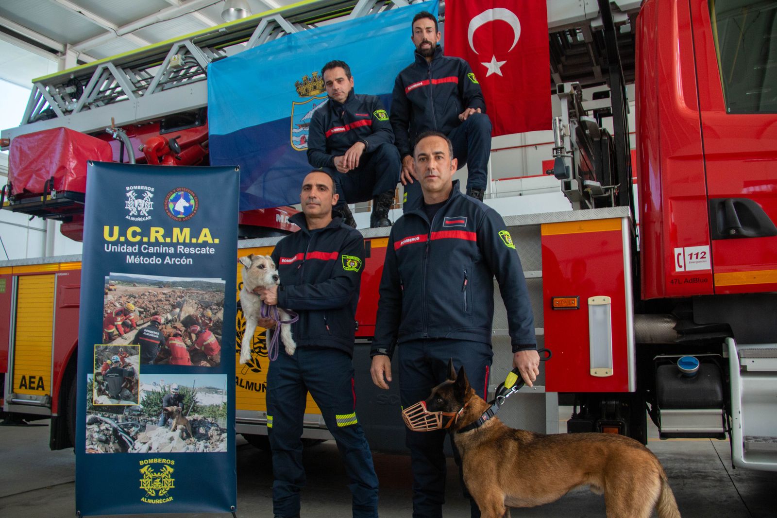 David, José Luis, Ismael y José Antonio junto a Maya, Zeus tras su vuelta de Turquía