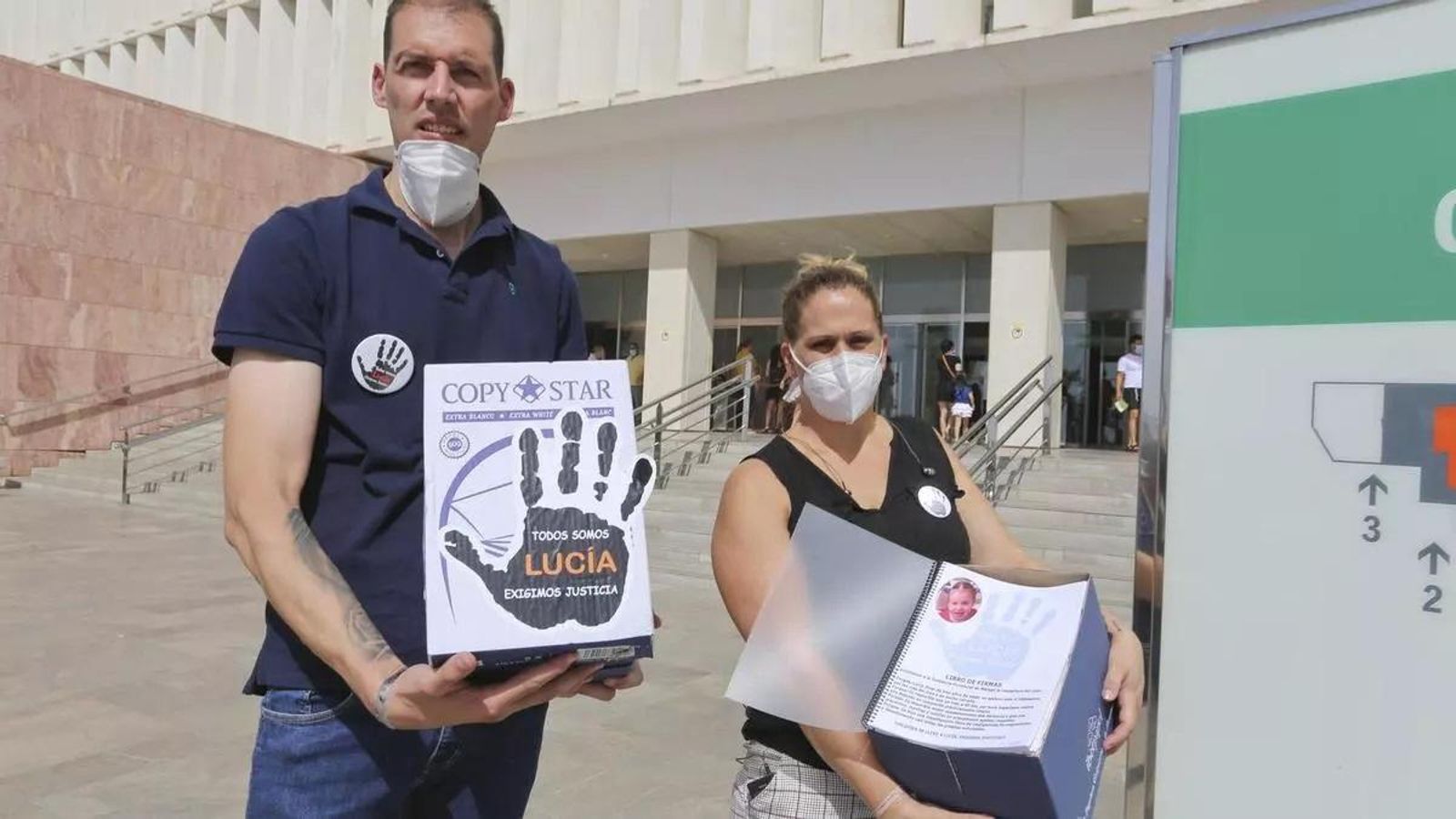 Los padres de Lucía Vivar antes de entregar las firmas en la Ciudad de la Justicia