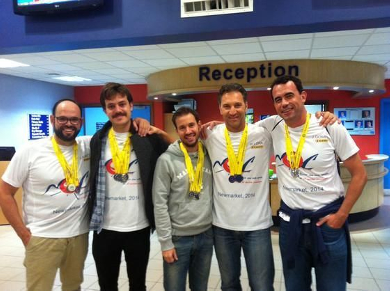 Los miembros del Natación Sevilla Master el Quijote a la salida del centro