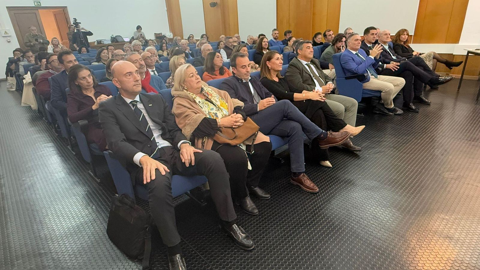 Asistentes a la conferencia dedicada a la historia de la Bandera de Andalucía.