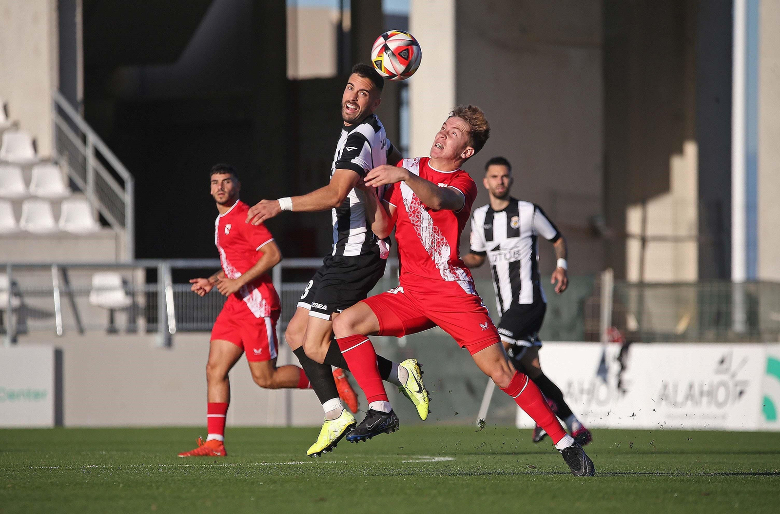 Javi Pérez pugna con un rival durante el Balona-Sevilla Atlético