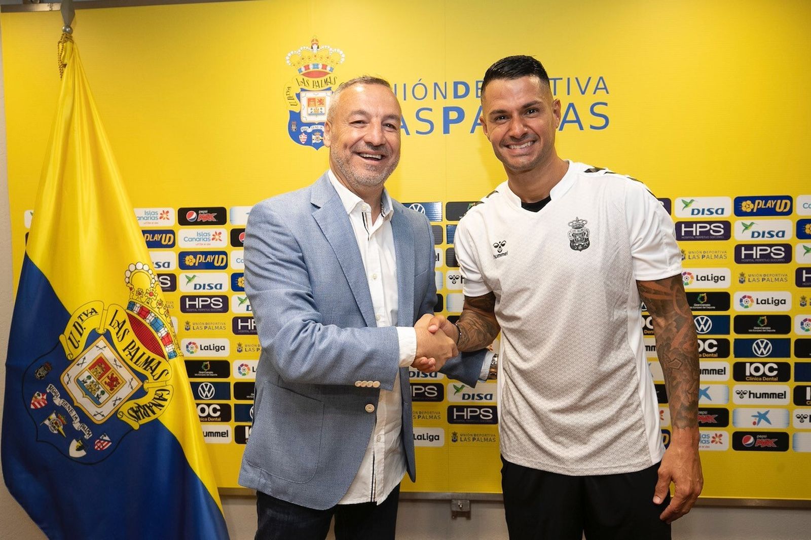 Vitolo, muy sonriente, en su presentación como nuevo jugador de Las Palmas.