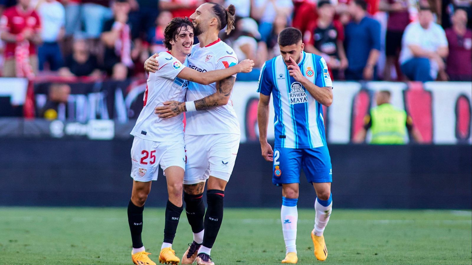 Gudelj y Bryan Gil se abrazan tras ganar al Espanyol.