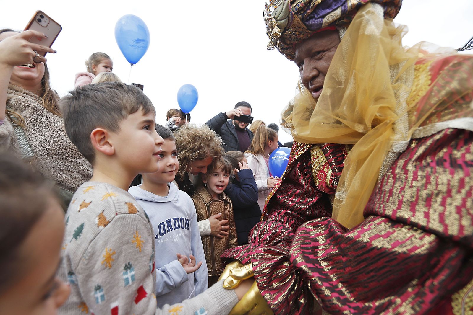 Imágenes de la mágica llegada de los Reyes Magos y la Estrella de la Ilusión a Huelva en barco