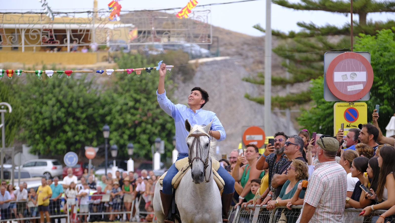 La popular carrera de cintas a caballo de las Fiestas de Mojácar, en imágenes