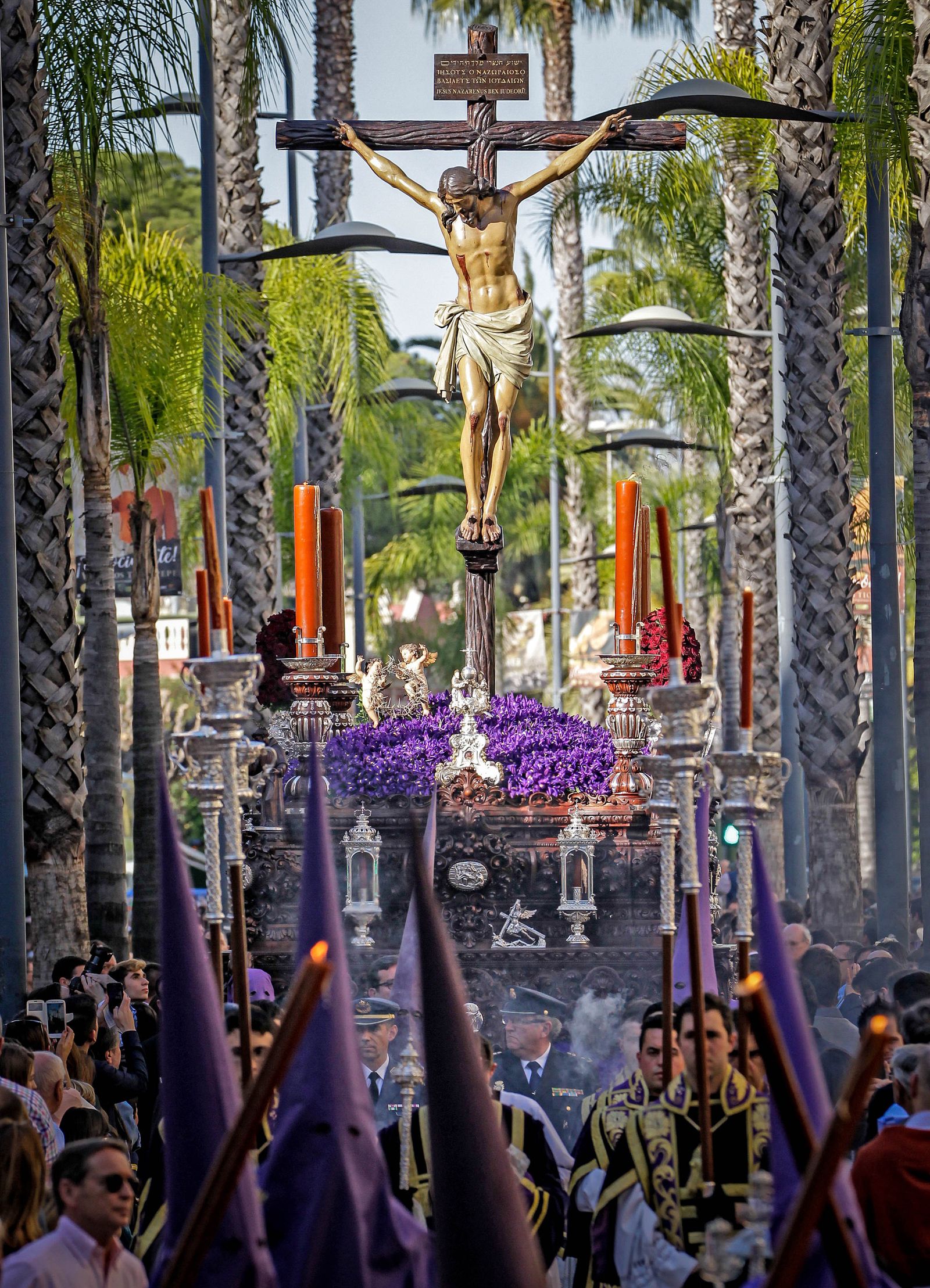 Preciosa estampa del Cristo de la Defensión entre las palmeras del bulevar de la calle Sevilla.