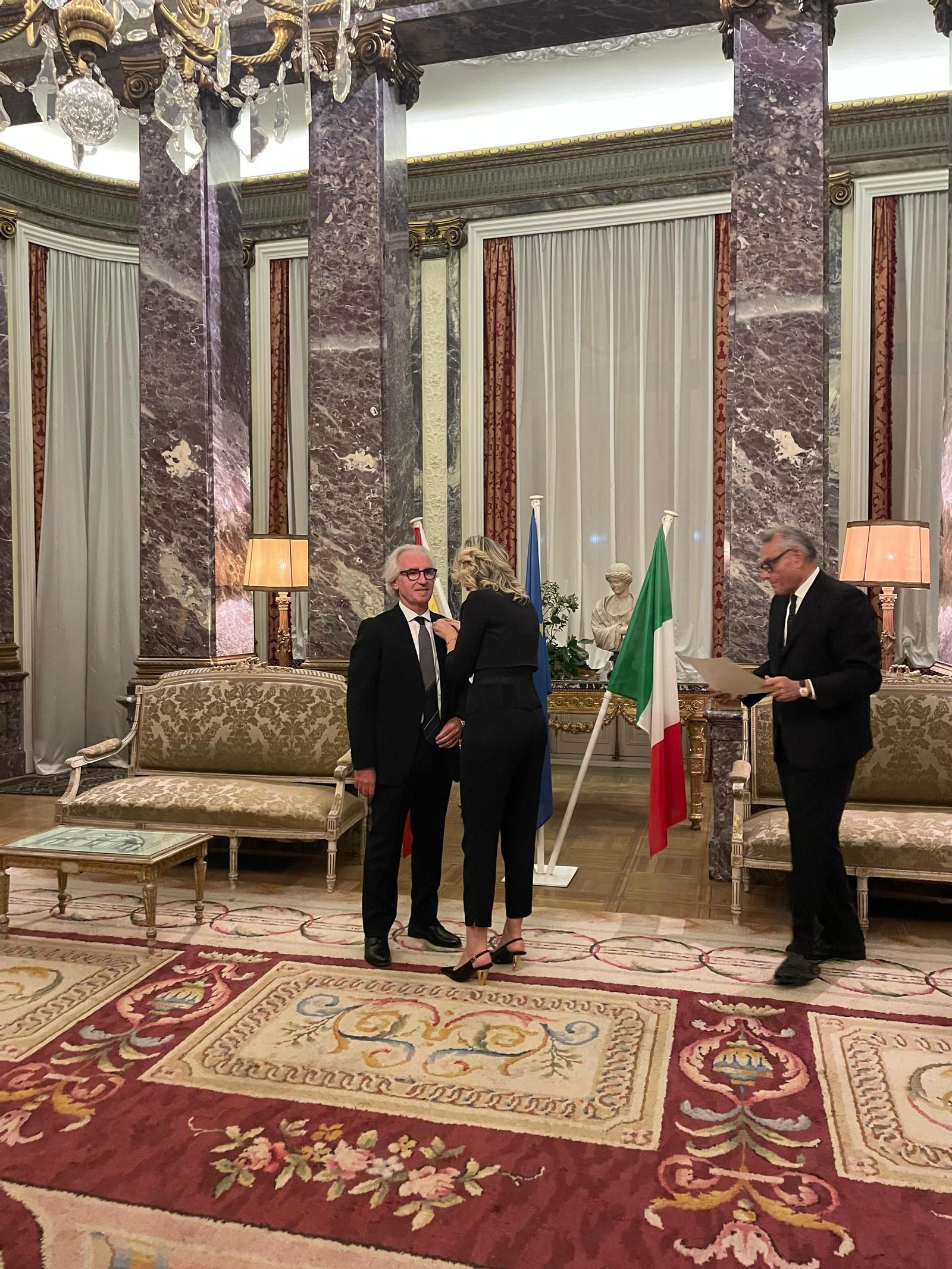 Tucci recibe el grado de caballero de la Orden de la Estrella de Italia en la embajada italiana en Madrid