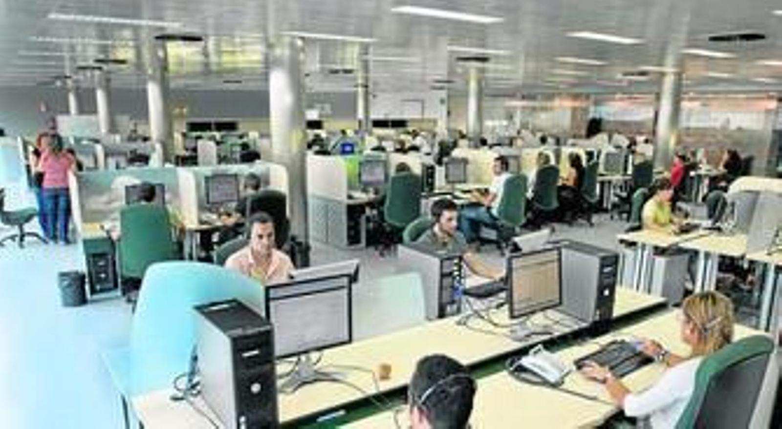 La sala donde los teleoperadores responden a las llamadas al teléfono de Salud Responde.