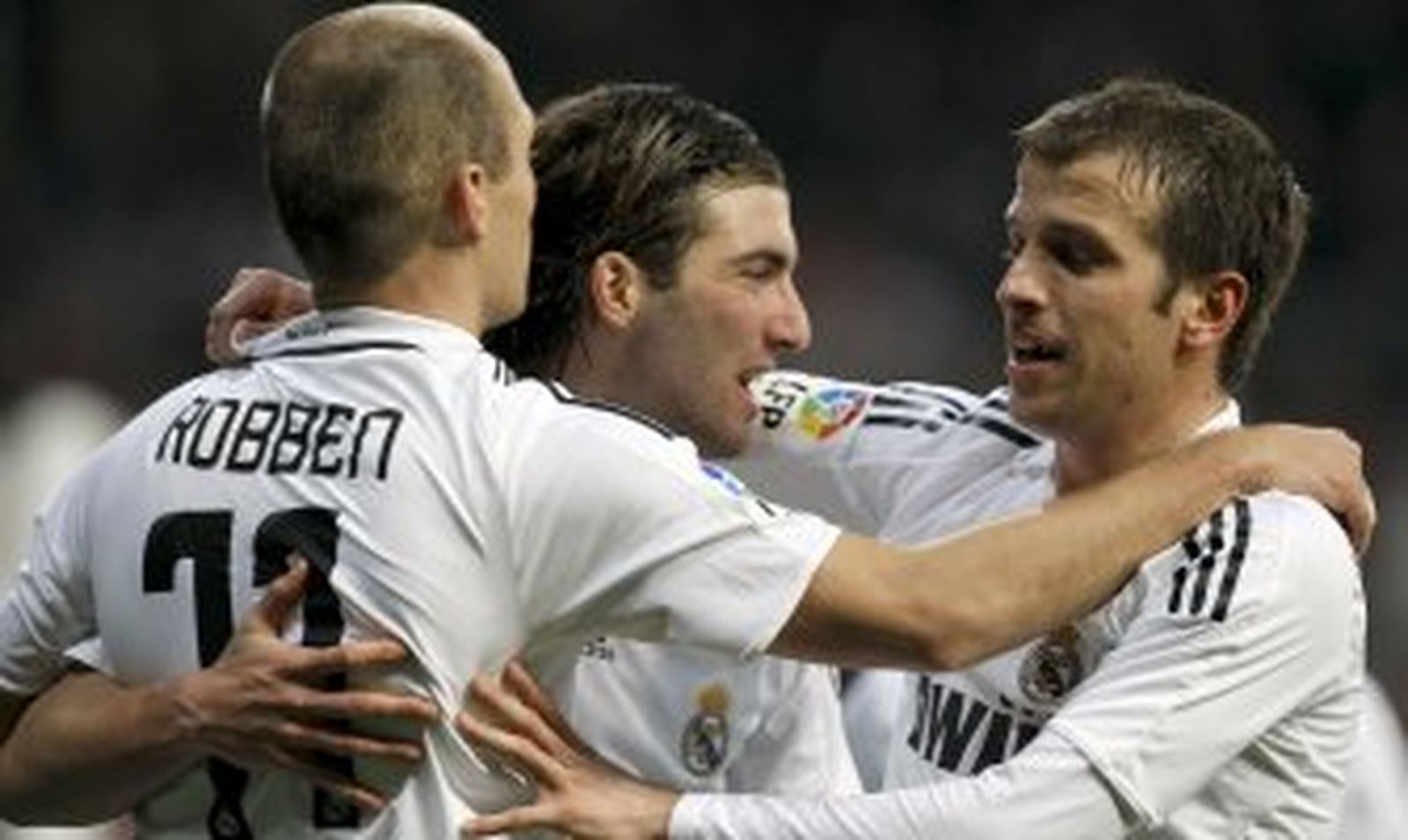 R. Madrid-Osasuna (3-1): El árbitro ayuda a los blancos a superar la crisis