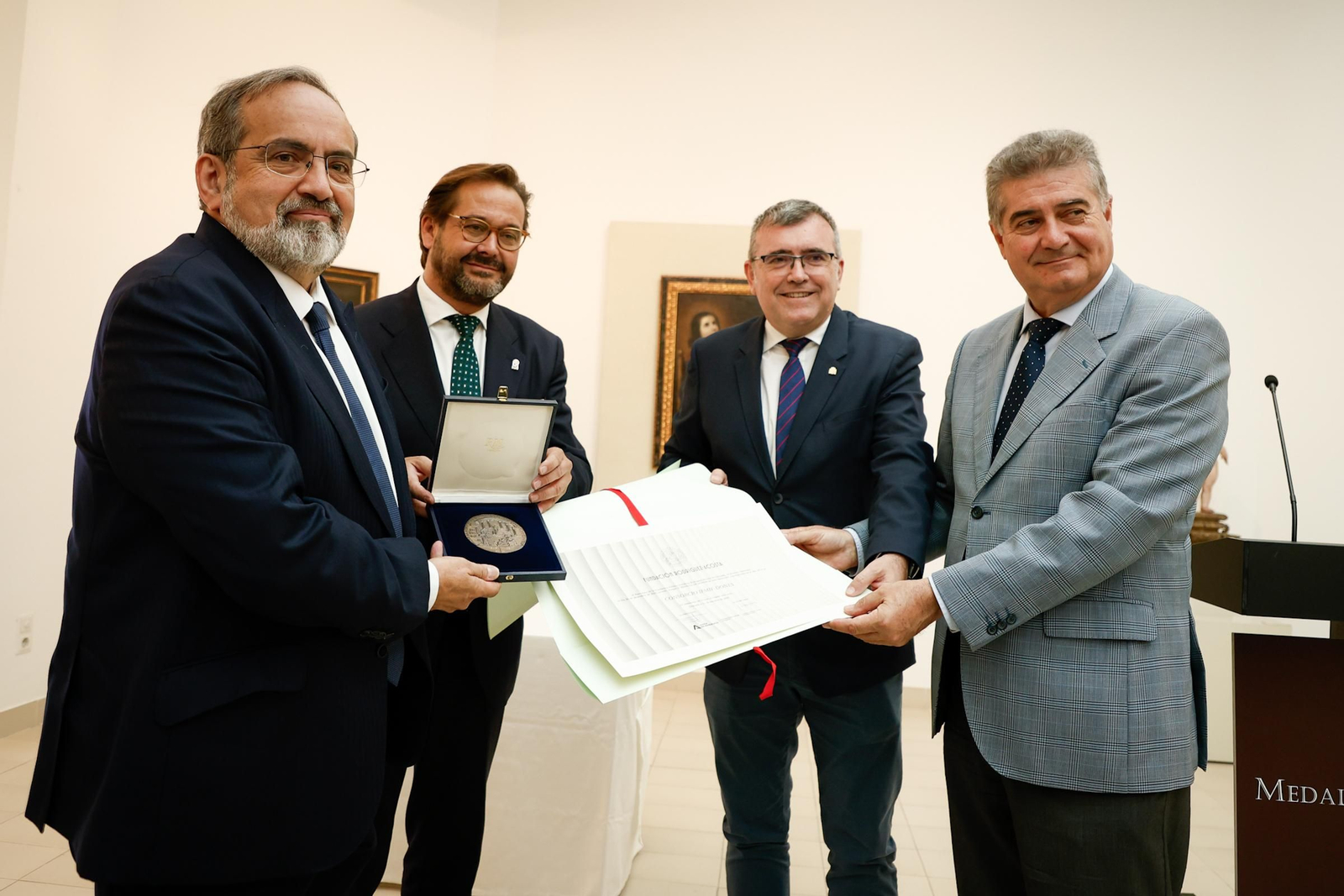 Recogida de la medalla de la Fundación Rodríguez-Acosta al consorcio del IFMIF-Dones