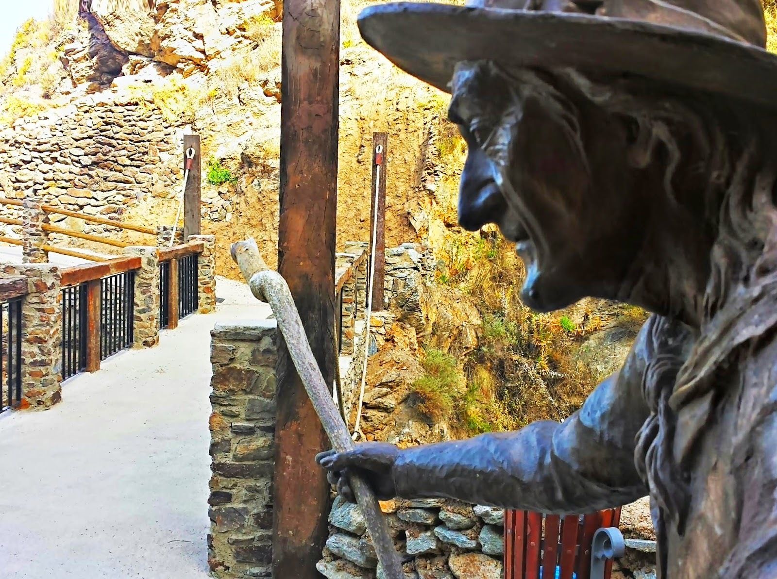 1. Una bruja señala el paso por el Puente Encantado que da acceso a la Cueva del Ojo de la Bruja. 2. Bruja Baba Yagá. Escultura de más de 7.000 kilos que proviene de la tradición eslava. 3. Fuente de las Brujas.