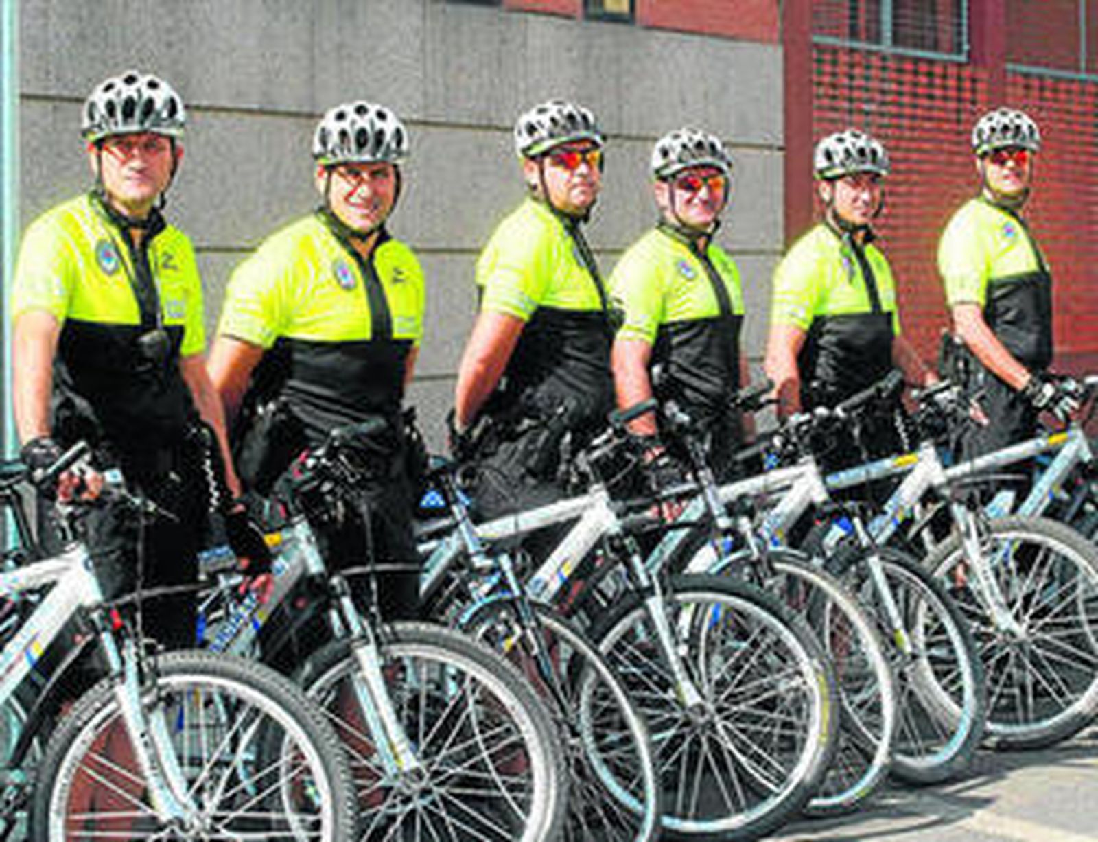 Agentes de la Policía Local de Córdoba en bicicleta.