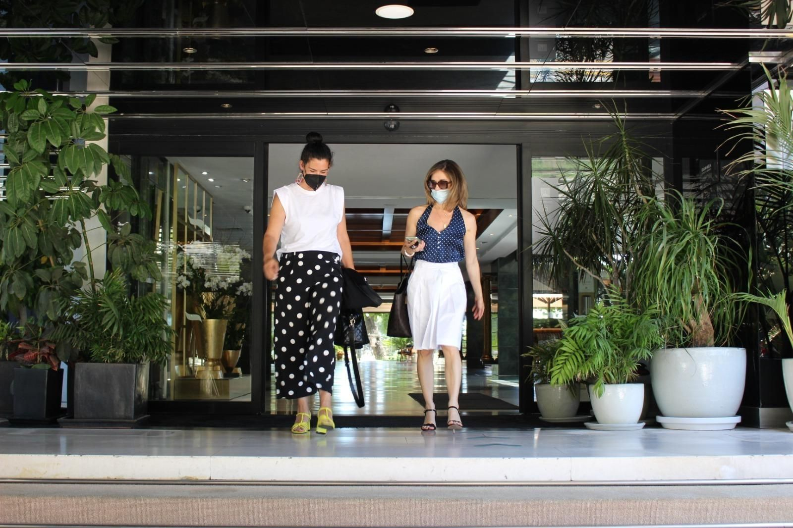 Turistas en la recepción de un hotel.
