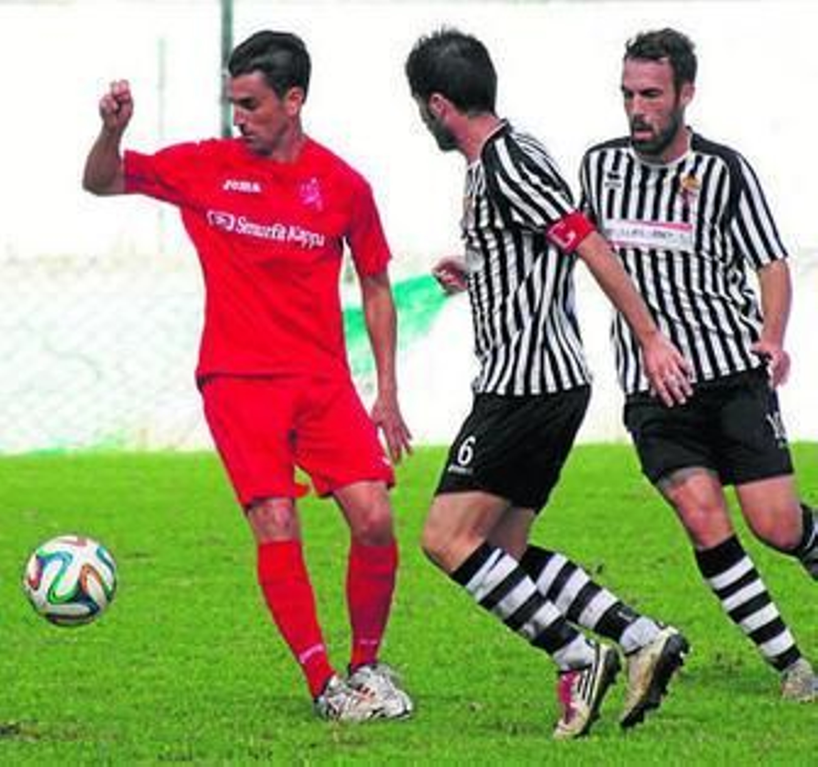 Juan Alfaro, de rojo, en el encuentro entre La Palma y el Mairena.