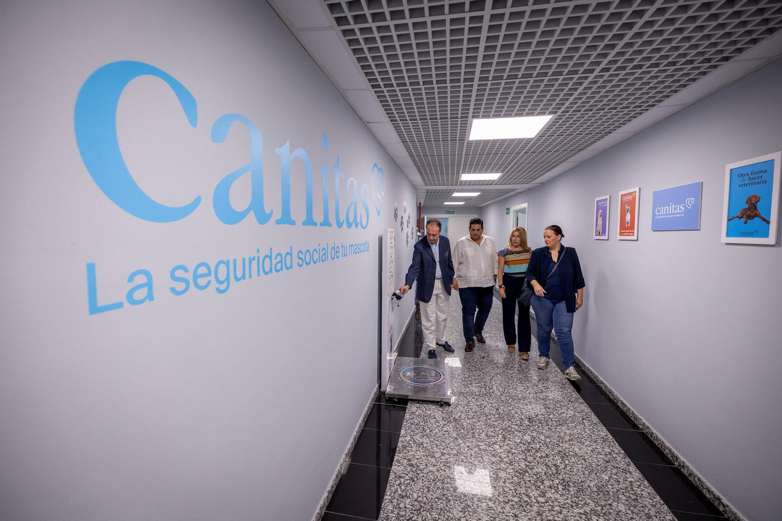 La tienda de mascotas el día de su apertura.