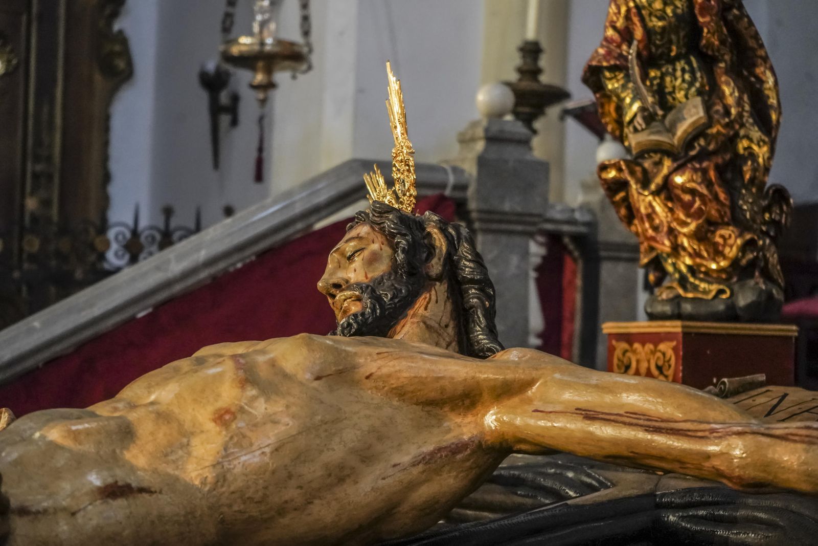 El besapiés al Cristo de los Favores, en imágenes