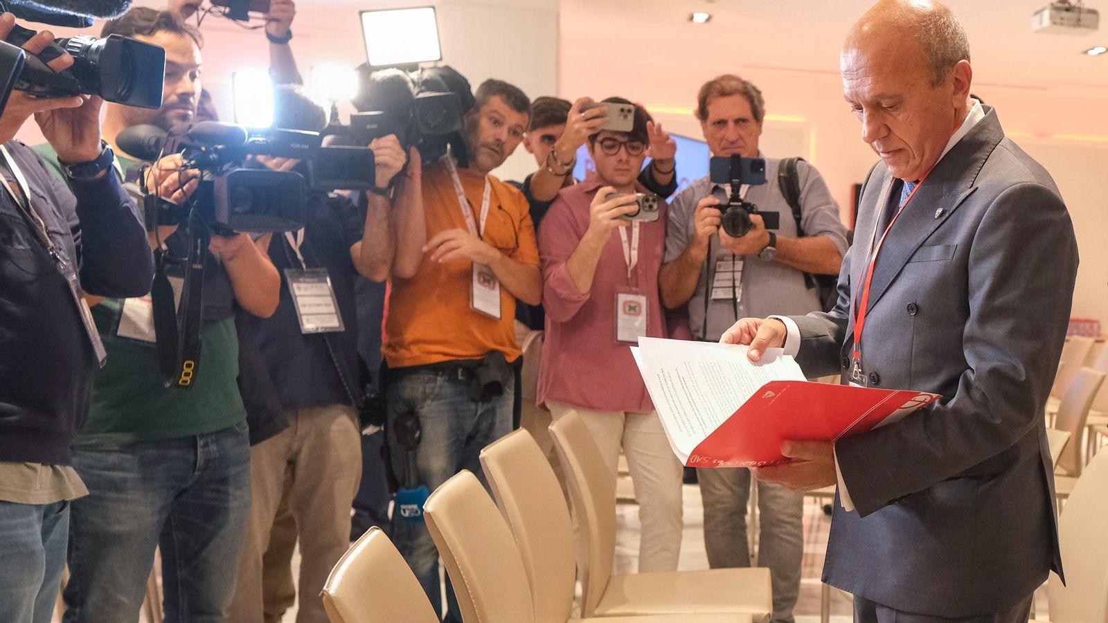 Del Nido Benavente, protagonista, revisa sus documentos antes de la Junta.