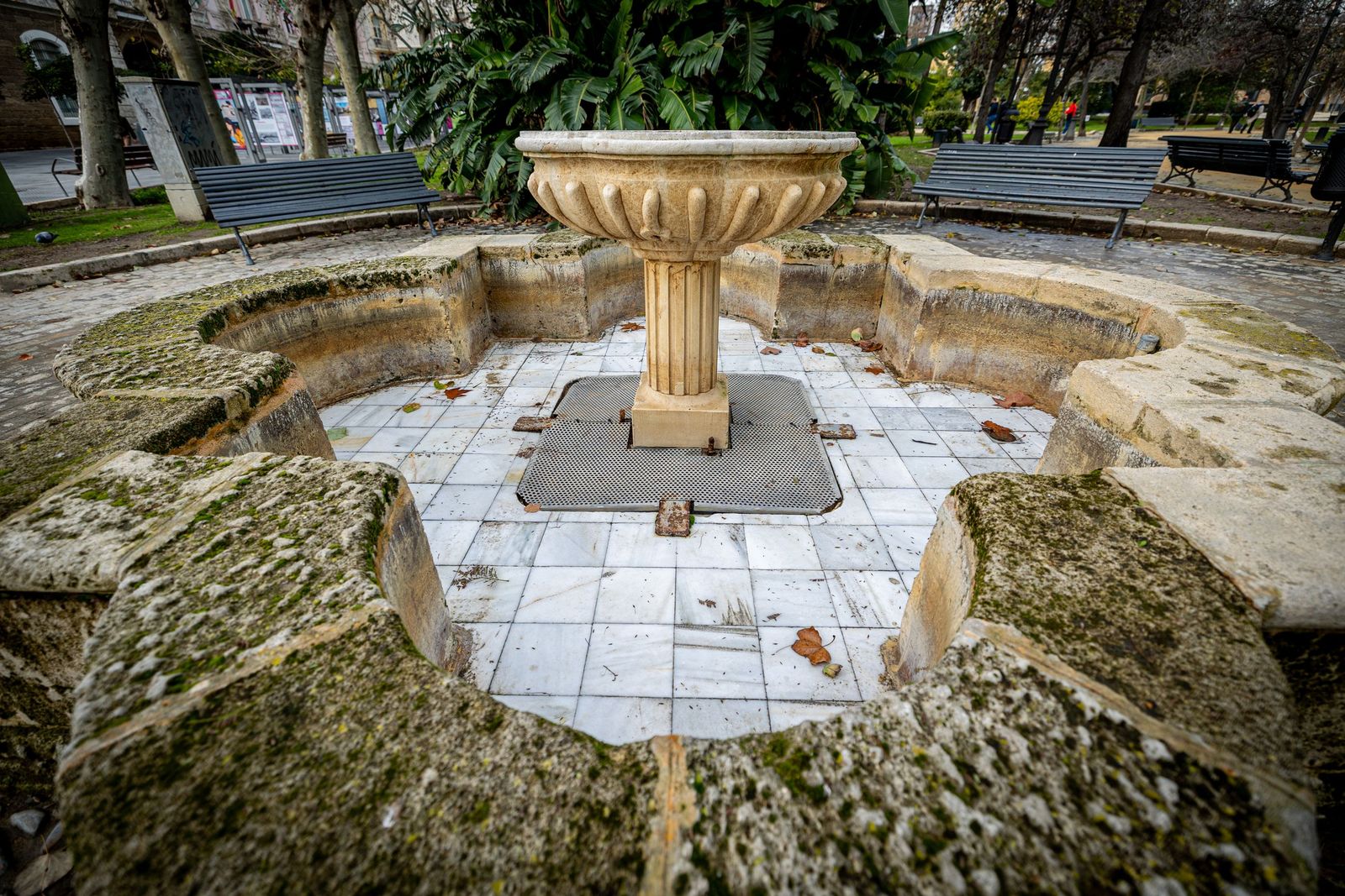Las imágenes del mal estado de la Plaza de España en Cádiz