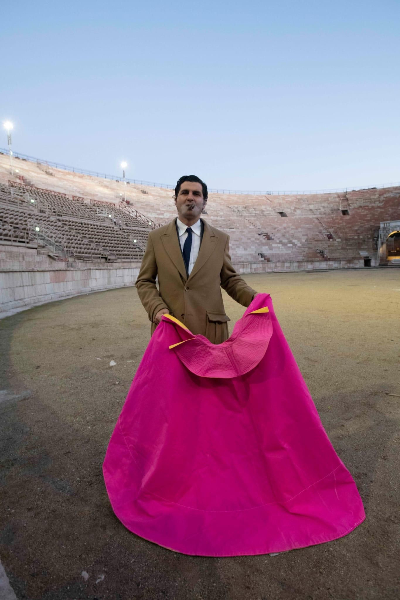 Morante, capote en mano, en el anfiteatro de Verona.