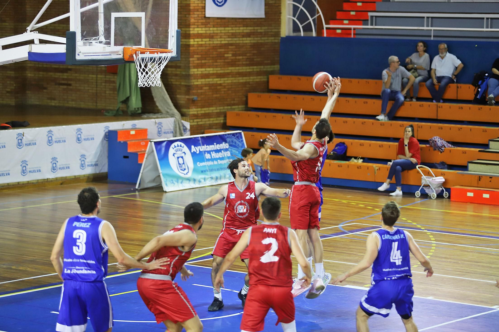 Imágenes del partido de baloncesto entre el Ciudad de Huelva y el Colegio El Pinar.