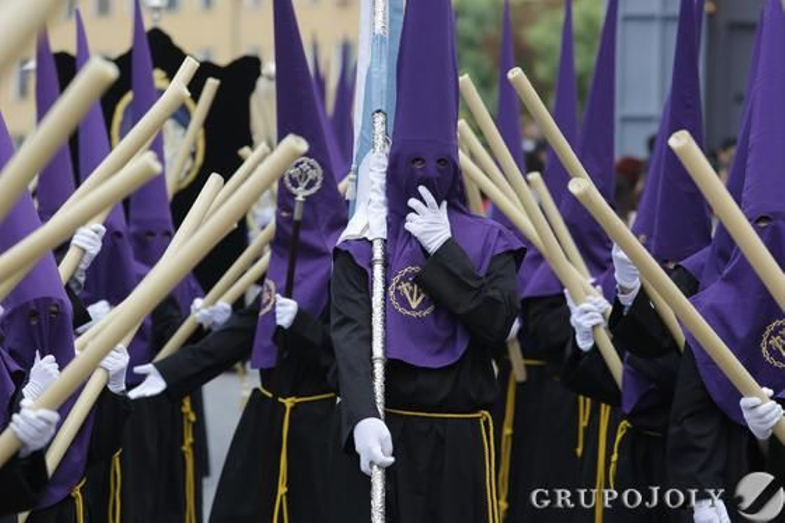 Crucifixión, Gitanos, Dolores del Puente, Pasión, Estudiantes y Cautivo protagonizaron una jornada en claroscuro./ Javier Albiñana