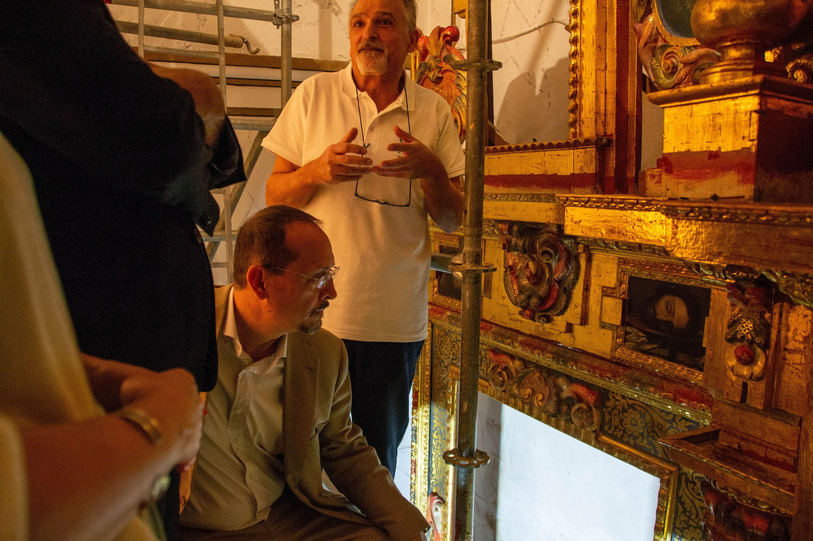 Fernando Egea visita el retablo.