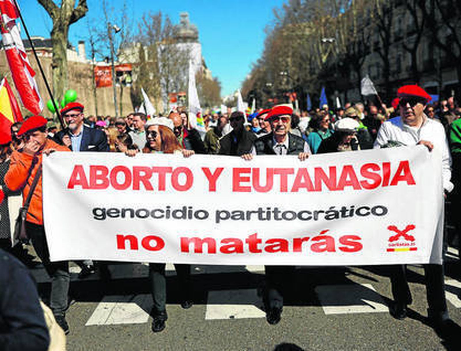 Un grupo de carlistas sujeta una pancarta durante la manifestación en Madrid.