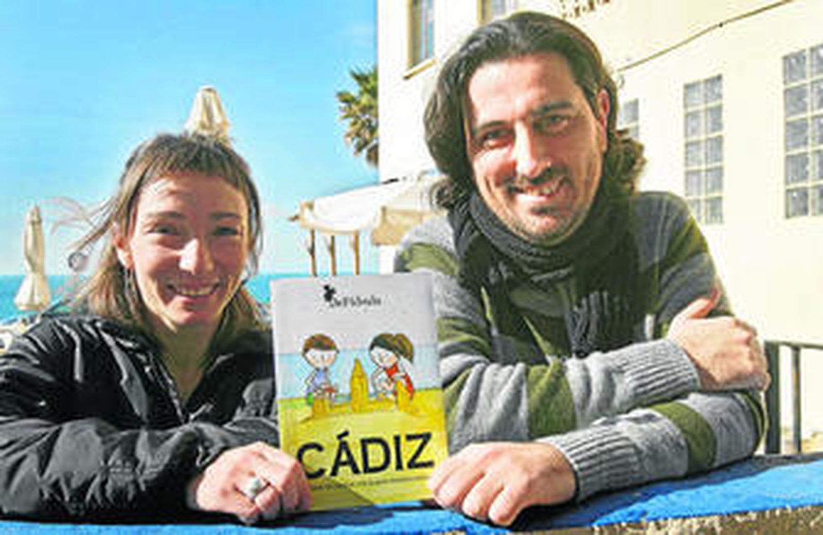 Pilar Súnico e Iván Cano sostienen su obra, la primera guía turística infantil de la ciudad.
