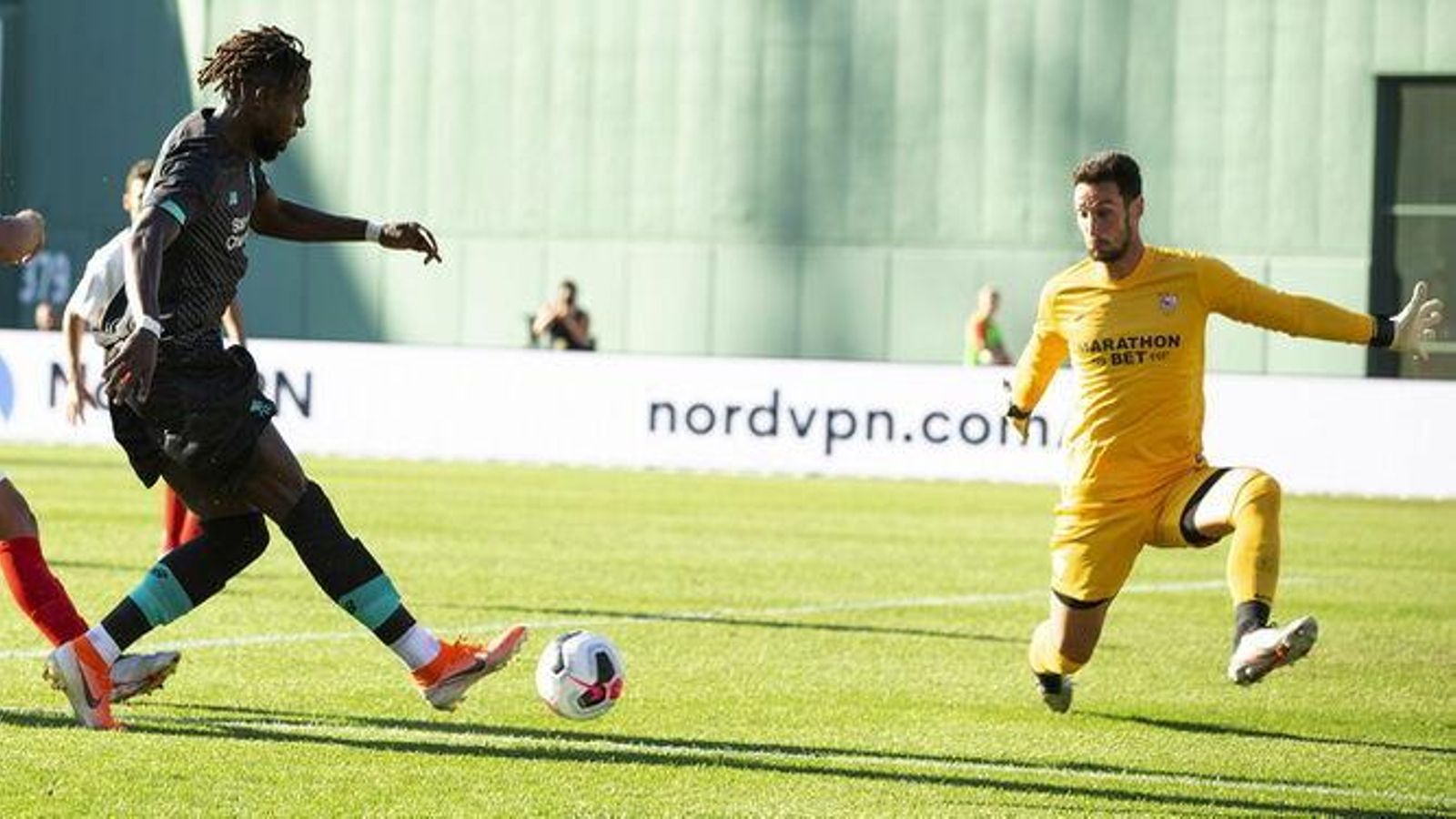 Sergio Rico achica espacios a Origi en el amistoso que el Sevilla disputó en Boston ante el Liverpool