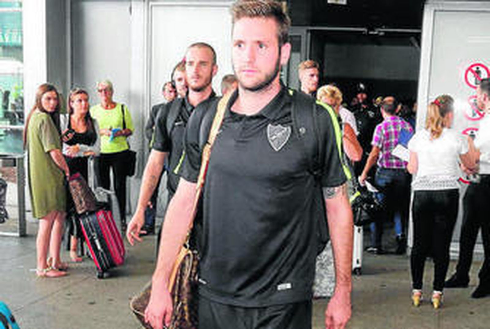 Darder abandona el aeropuerto junto con el director general, Vicente Casado, tras llegar de la gira por Sudamérica.