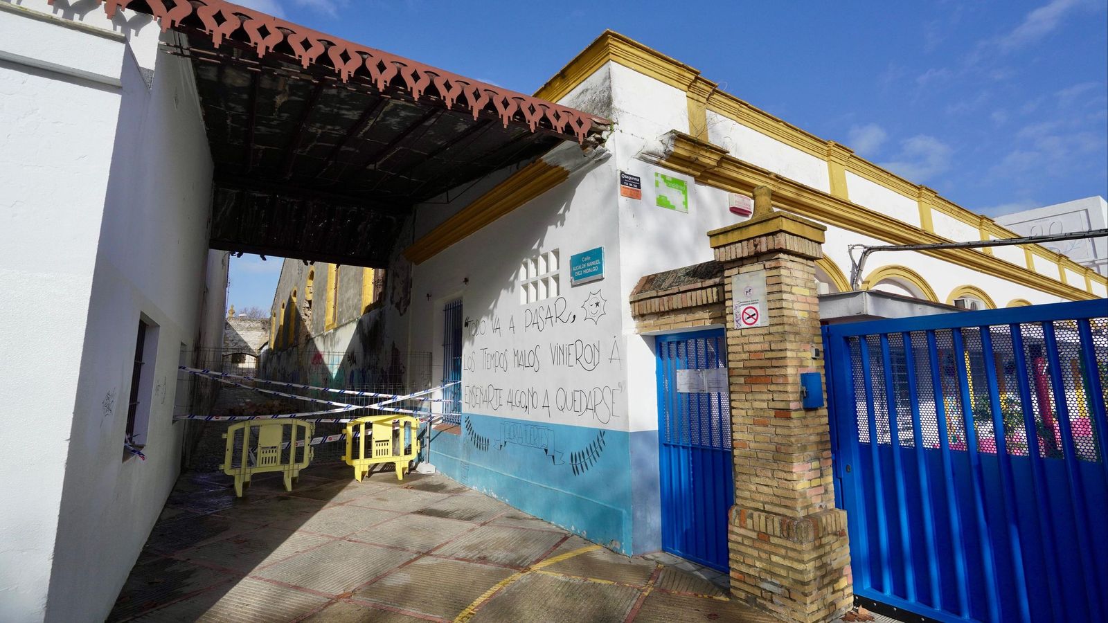 Calle cortada junto al colegio Gloria Fuertes tras el derrumbe de parte de una antigua bodega.