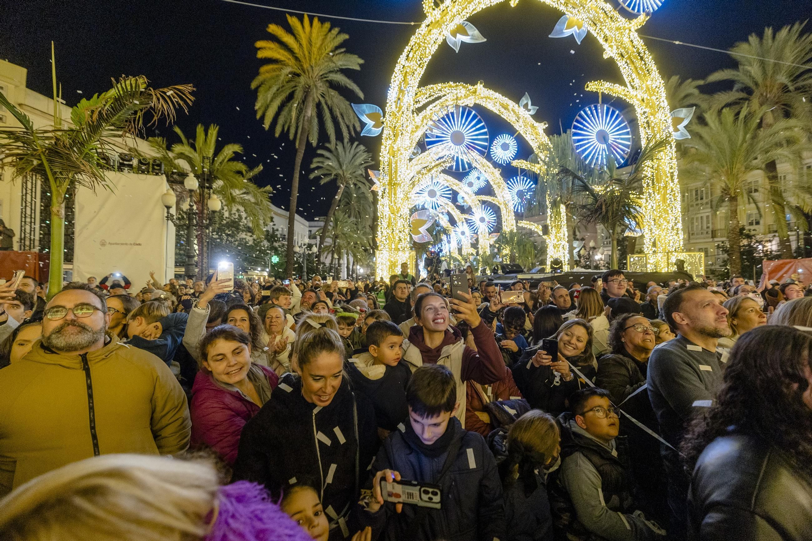 Las imágenes del encendido del alumbrado especial de la Navidad 2025 en Cádiz