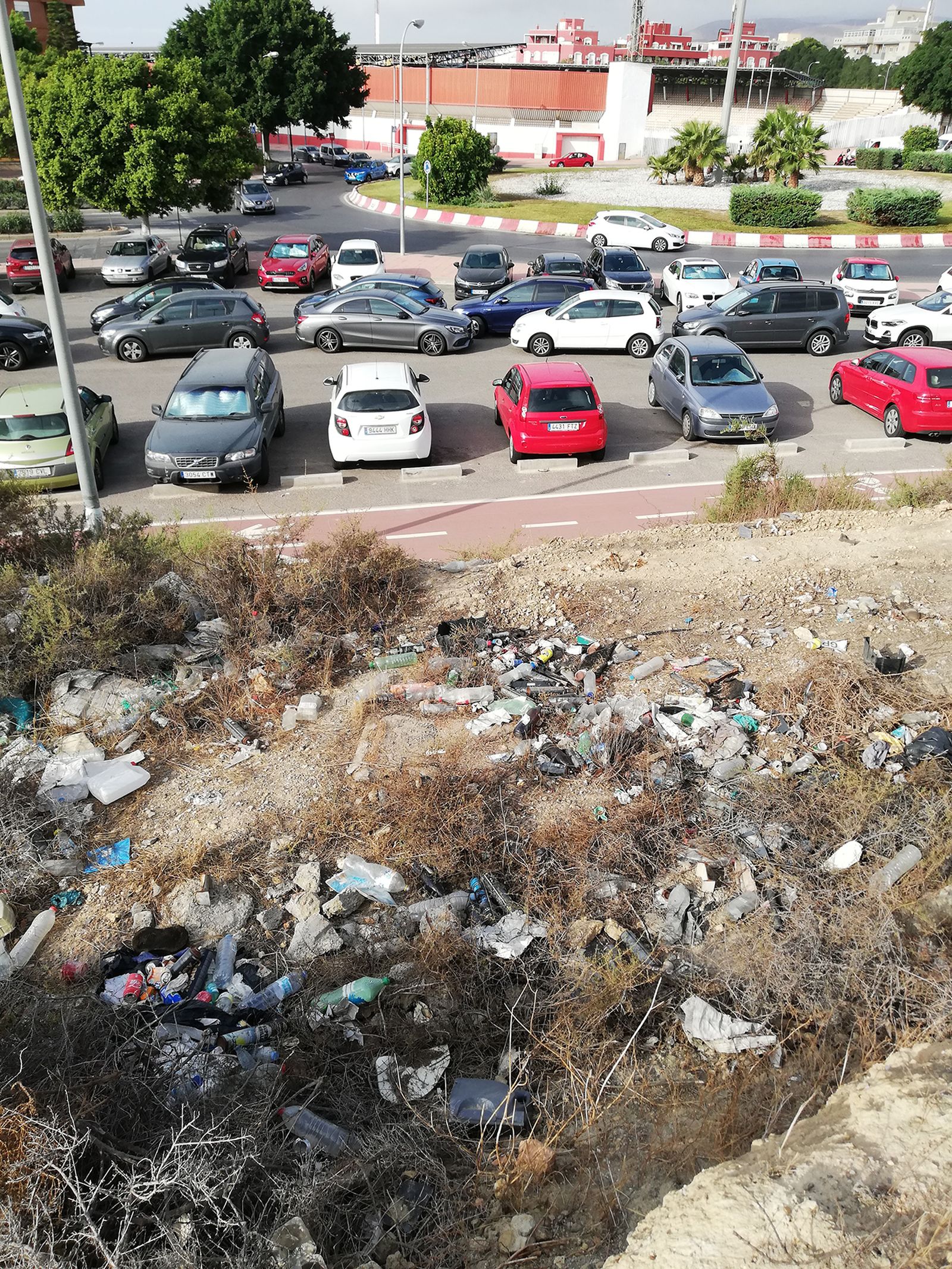 Basura acumulada alrededor del Hospital Torrecárdenas