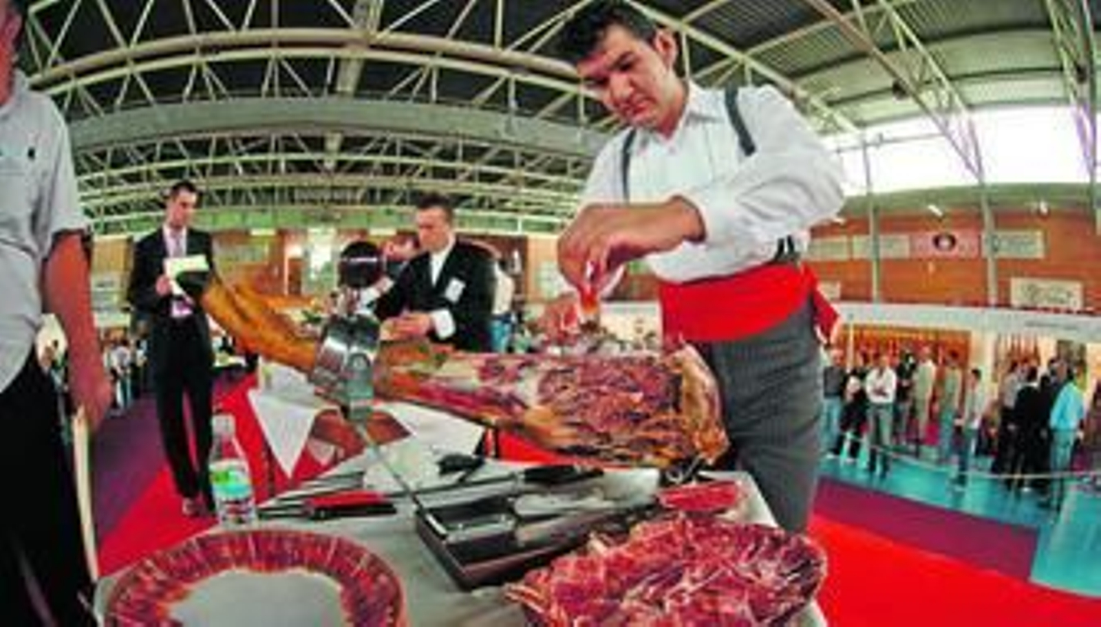 Cortadores se afanan en su labor en el polideportivo de Villanueva de Córdoba.