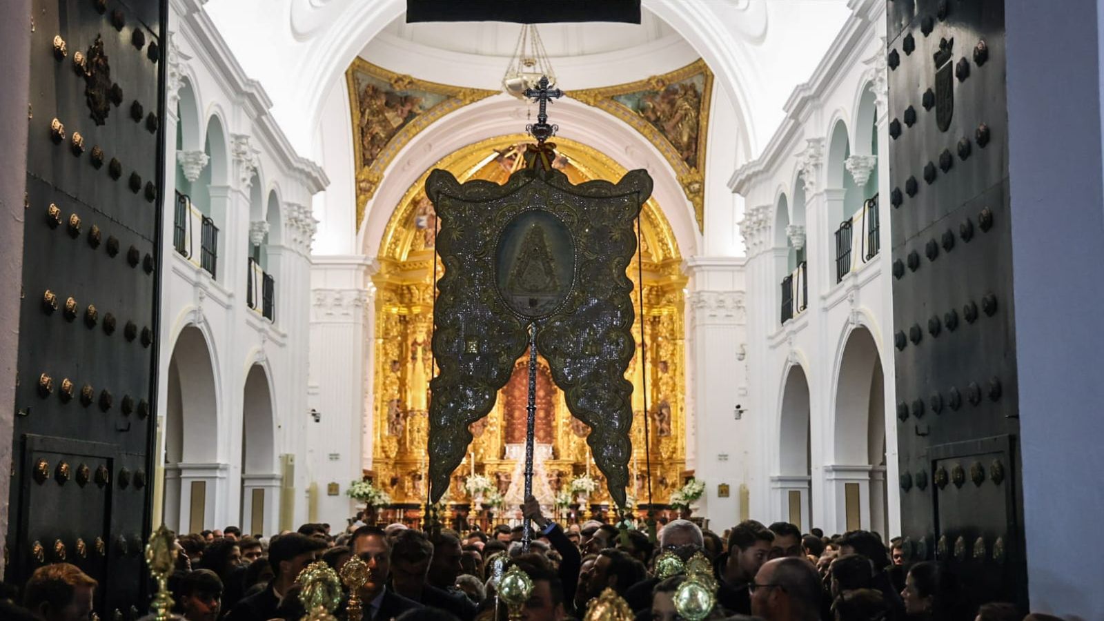 Simpecado de la Hermandad Matriz de Almonte saliendo del Santuario de la aldea.