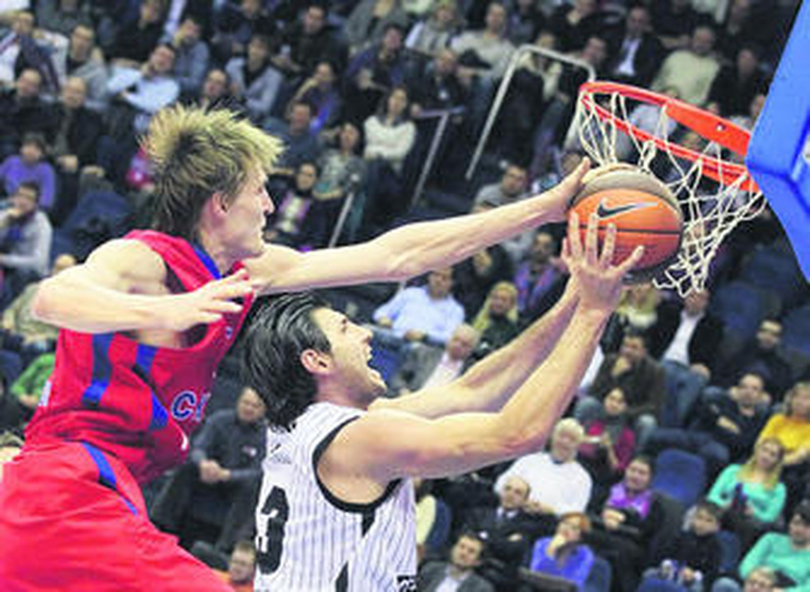 Kirilenko (i) tapona el intento de bandeja de Banic.