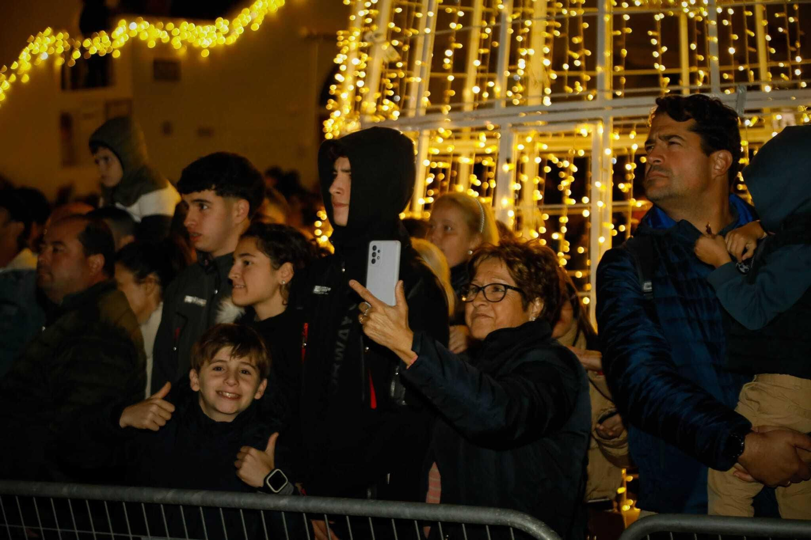 Las mejores imágenes de la iluminación navideña de Mojácar con las luces de Ferrero Rocher